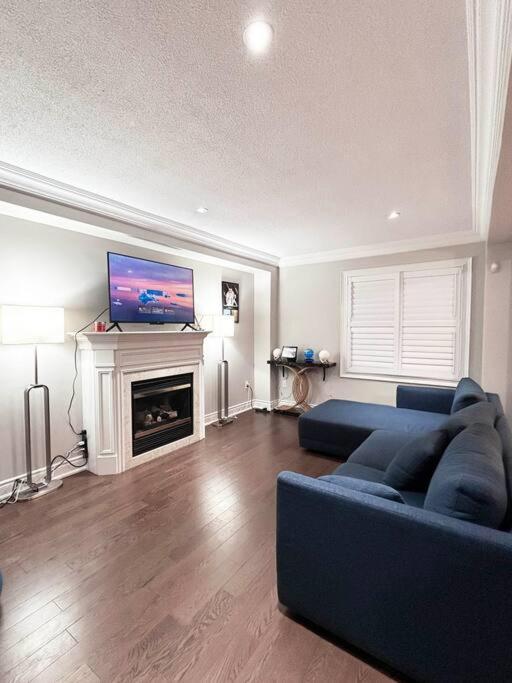 Room In Oshawa, 24/7 Security, Free Parking Exterior photo