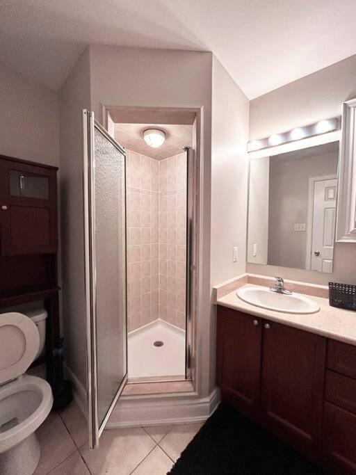 Room In Oshawa, 24/7 Security, Free Parking Exterior photo