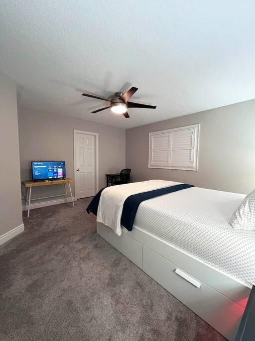 Room In Oshawa, 24/7 Security, Free Parking Exterior photo