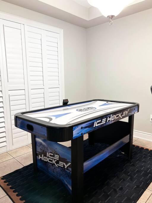 Room In Oshawa, 24/7 Security, Free Parking Exterior photo