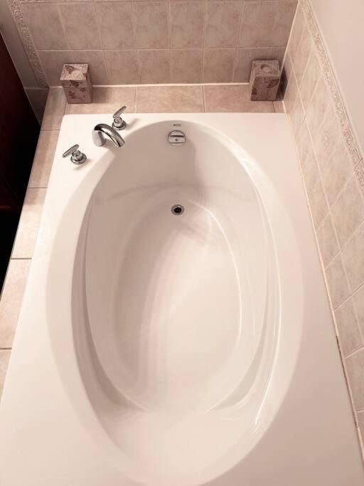 Room In Oshawa, 24/7 Security, Free Parking Exterior photo