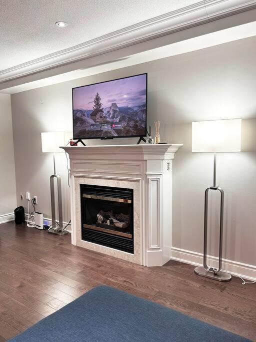 Room In Oshawa, 24/7 Security, Free Parking Exterior photo