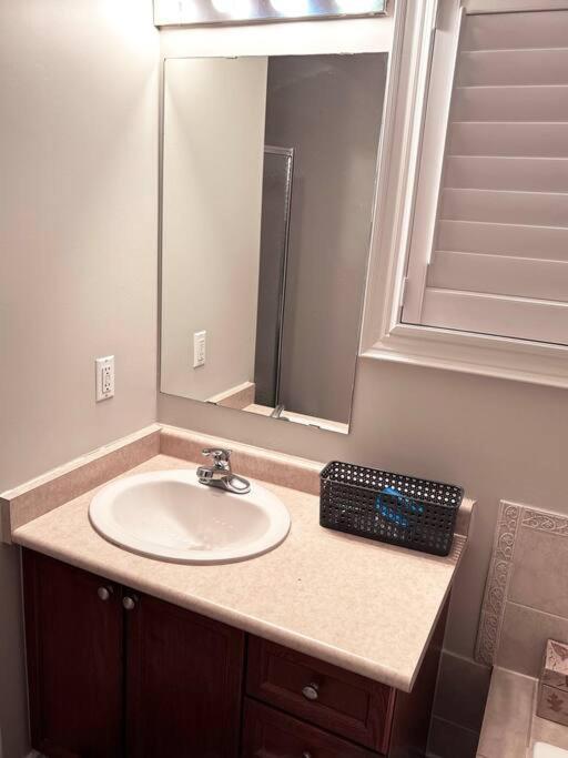 Room In Oshawa, 24/7 Security, Free Parking Exterior photo